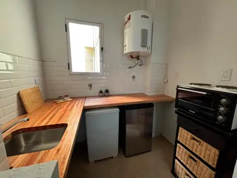 Departamento de 2 ambientes en muy buen estado,  sobre importante avenida