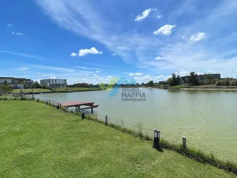 Casa en Alquiler con 2 cocheras