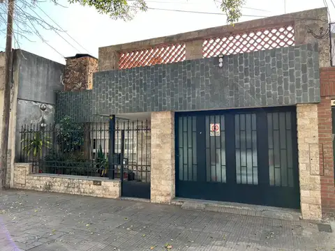Casa en VENTA CON COCHERA Y QUINCHO en Echesortu
