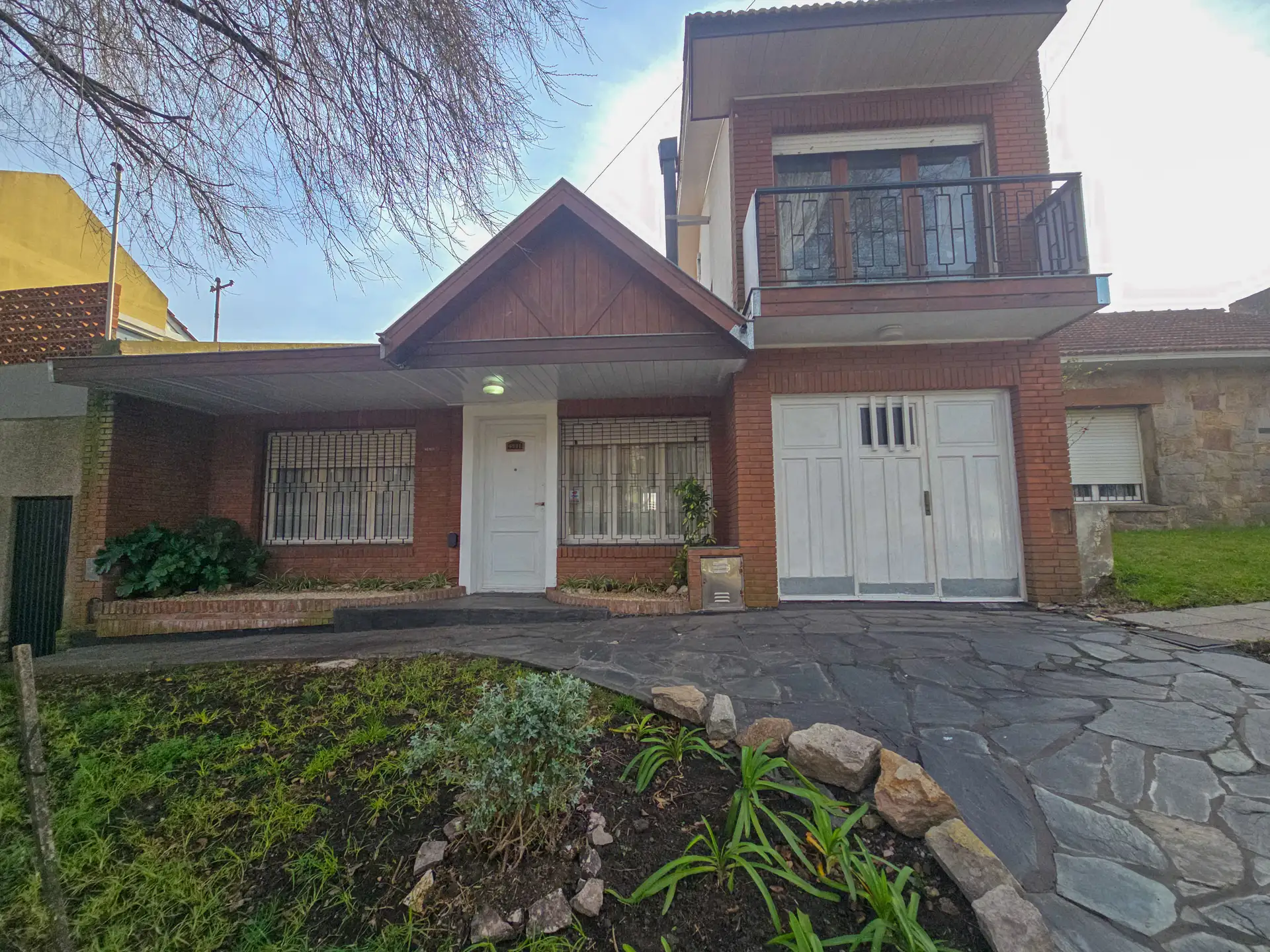 Chalet 3 amb. parque, garage + Depto. 2 amb. - Sarmiento y Pringles
