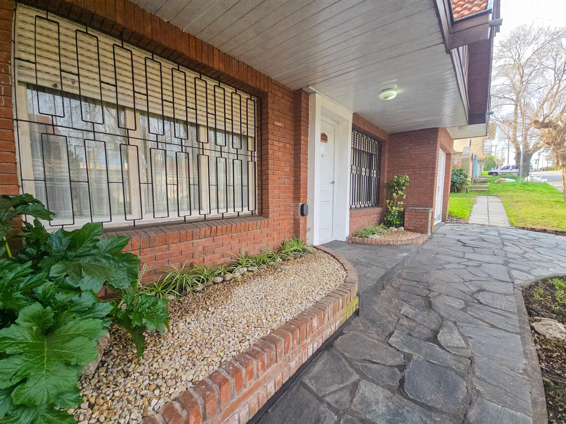 Chalet 3 amb. parque, garage + Depto. 2 amb. - Sarmiento y Pringles