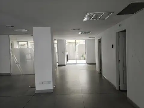 Oficina 7 ambientes con 4 baños