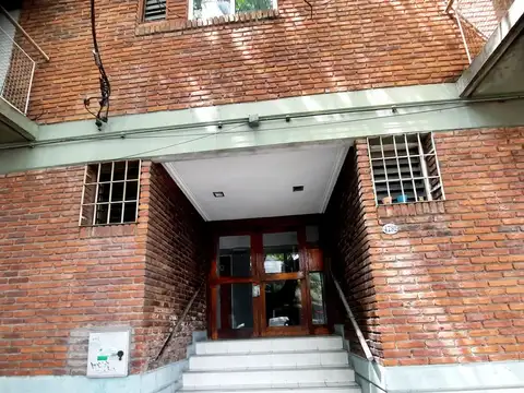 Oficina céntrica de dos ambientes con terraza 