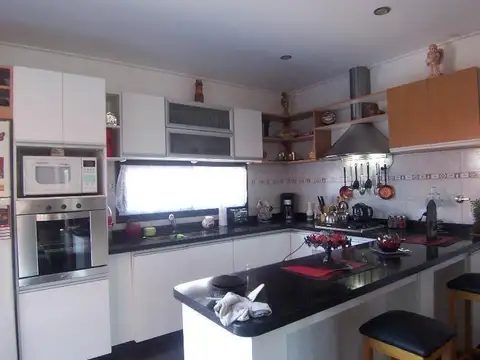 Casa en Venta con 3 cocheras