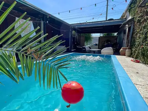 Casa 4 amb c/ pileta y galpón en Luis Guillon