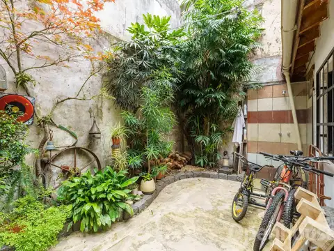 CASA EN VENTA 4 AMBIENTES CON COCHERA Y PATIO