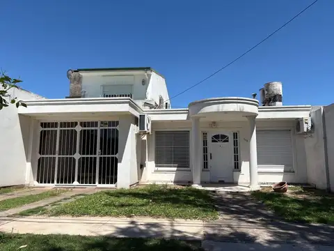 CASA EN VENTA BARRIO OESTE - 4 DORM. - ESPERANZA