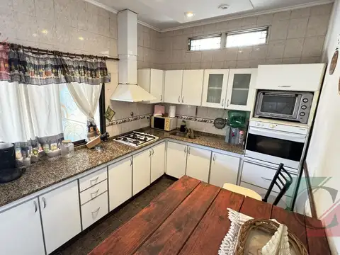 Casa 5 ambientes con 2 baños
