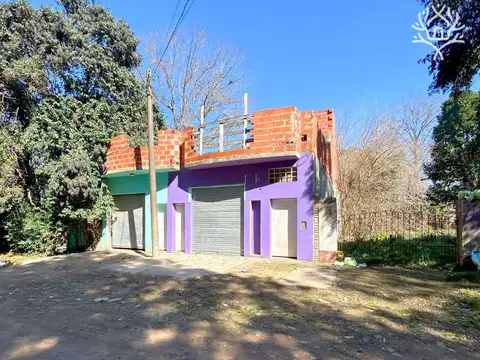 Casa con Local comercial y cochera en Barrio Los Cardos, Los Cardales.-