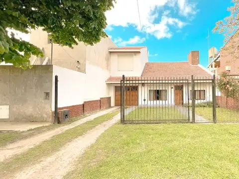 venta casa 4 ambientes + departamento  Los Pinares