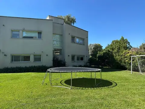 Casa en Alquiler con 1 cochera