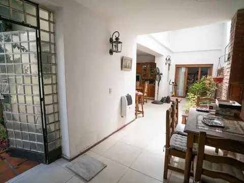Casa 6 ambientes con 2 baños