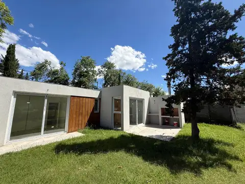 VENTA DE CASA EN BARRIO SAN JERONIMO  MATHEU 3 AMB JARDIN PARRILLA A ESTRENAR SIN  EXPENSAS !