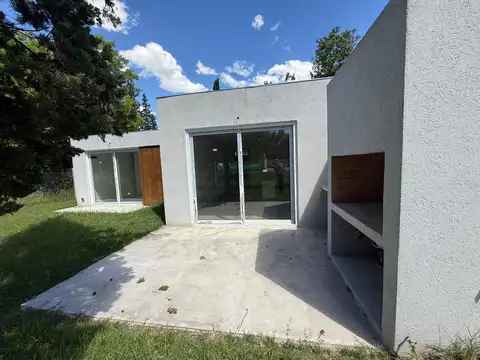 VENTA DE CASA EN BARRIO SAN JERONIMO  MATHEU 3 AMB JARDIN PARRILLA A ESTRENAR SIN  EXPENSAS !