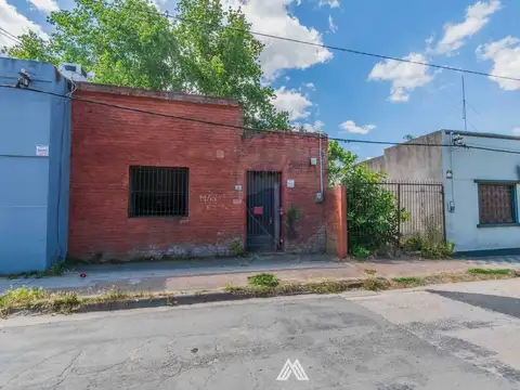 Venta terreno céntrico con casa a reciclar, Pando.