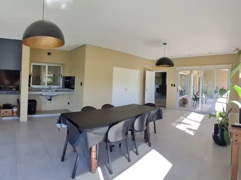 Casa en Venta con 4 cocheras
