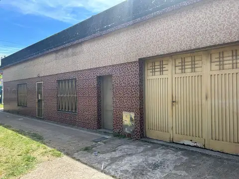 CASA DE 4 AMB EN VENTA EN TEMPERLEY CON 2 LOCALES