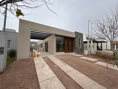 Casa 4 ambientes con 2 baños
