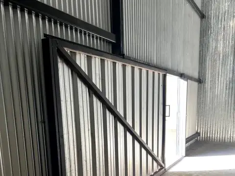 ALQUILO GALPON DE 210 METROS CUBIERTOS. CALLE TAMBURINI, LOS BOULEVARES, CORDOBA