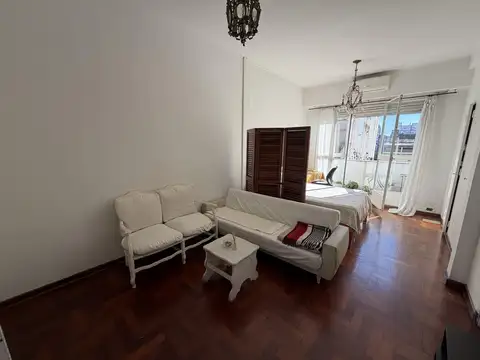 Anchorena y Juncal. 5 Piso. Ambiente único al frente, muy luminoso. Balcón. 30 m2!