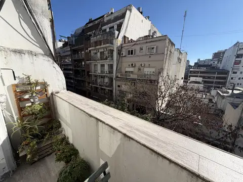 Anchorena y Juncal. 5 Piso. Ambiente único al frente, muy luminoso. Balcón. 30 m2!