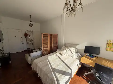 Monoambiente al frente con excelente luz
