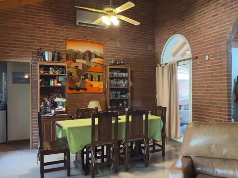 Casa 4 ambientes con 2 baños