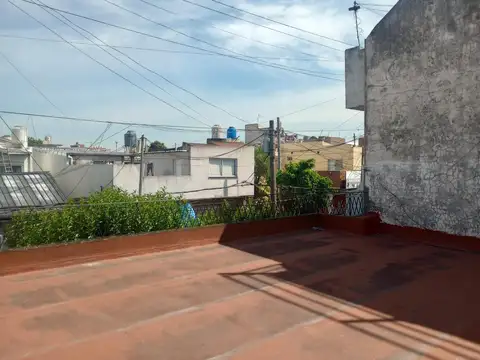 CASA V. CELINA SOBRE TERRENO DE 8,67 X 34.35 "Excelente Ubicacion sobre UGARTE"
