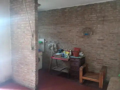 CASA V. CELINA SOBRE TERRENO DE 8,67 X 34.35 "Excelente Ubicacion sobre UGARTE"