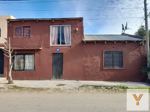 Casa en venta - 2 Dormitorios 1 Baño - 200Mts2 - Manuel B. Gonnet