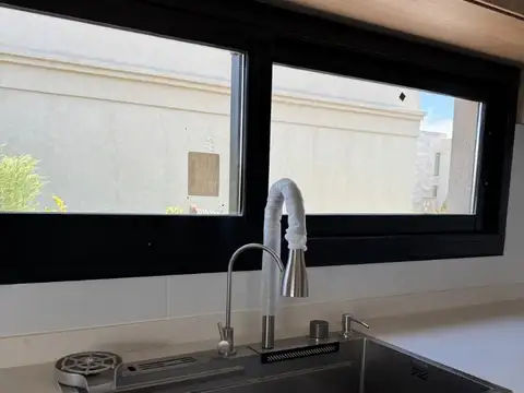 Casa 5 ambientes con 4 baños