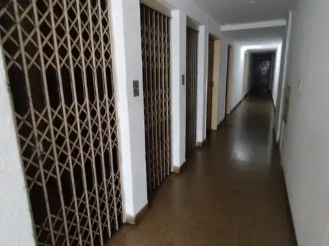 Monoambiente dividido frente a estación