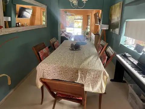 Casa 6 ambientes con 2 baños