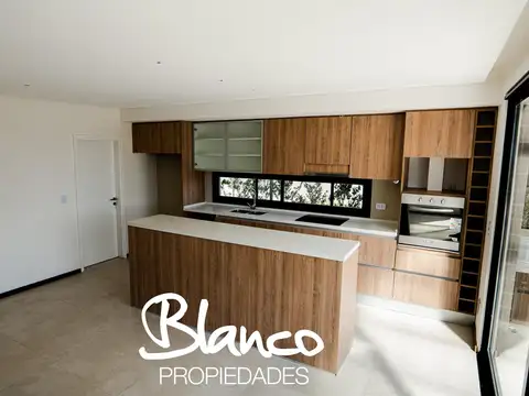Casa 4 ambientes con 3 baños