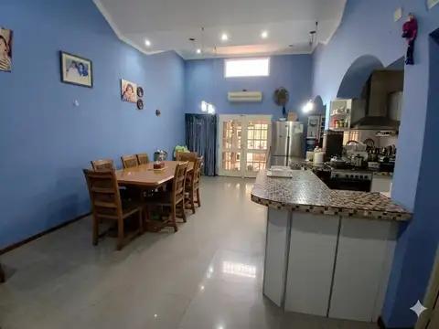 Hermoso Chalet con Pileta a la Venta