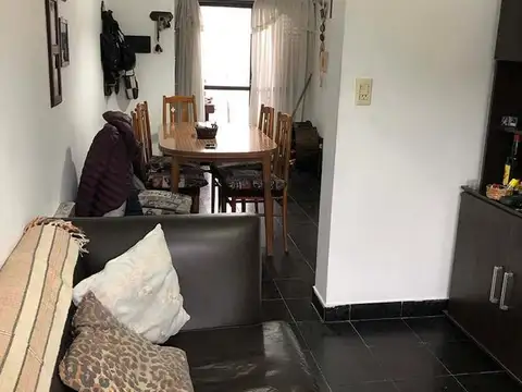 AMPLIO DEPARTAMENTO DE 2 AMBIENTES   EN MUY BUENA UBICACION