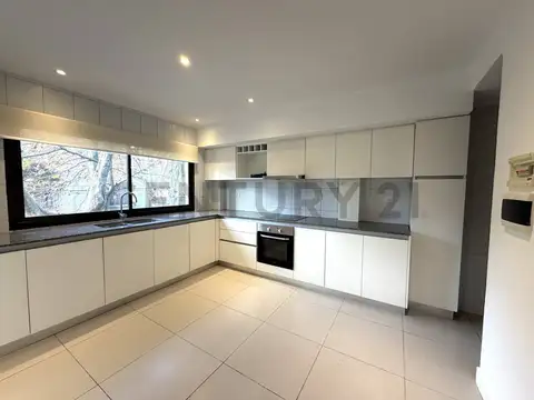 ALQUILER SEMIPISO DE CATEORÍA 4 AMBIENTES CON COCHERA PERLA NORTE
