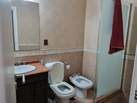 Chalet en una planta 3 amb y amplio quincho/casa auxiliar totalmente equipada parque pileta