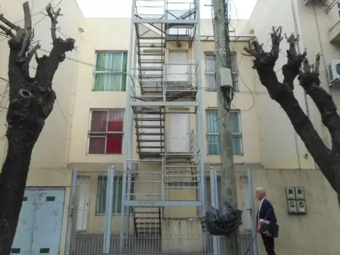Dpto. 2 amb., ½ c. Av. Mitre, al frente, planta baja, lumino