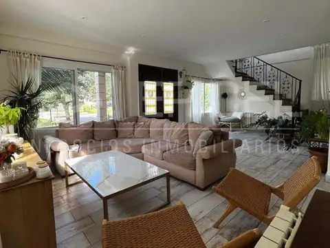 Casa en Alquiler con 1 cochera
