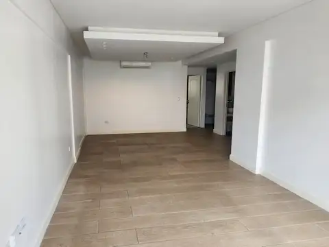 SEMIPISO DE CATEGORÍA 3 AMBIENTES CON DEPENDENCIA Y COCHERA FIJA - AL FRENTE CON BALCÓN - AMENITIES