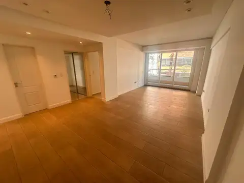 SEMIPISO DE CATEGORÍA 3 AMBIENTES CON DEPENDENCIA Y COCHERA FIJA - AL FRENTE CON BALCÓN - AMENITIES