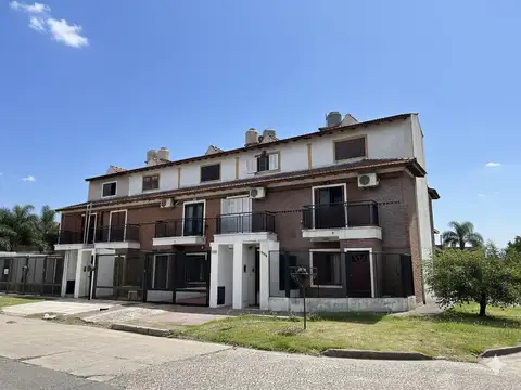 Casa 4 ambientes con cochera y patio, Quilmes en venta