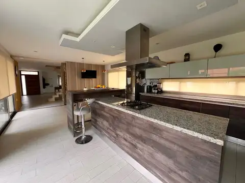 Casa 7 ambientes con 3 baños