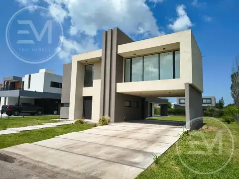 Casa 6 ambientes en venta en El Rebenque con jardín