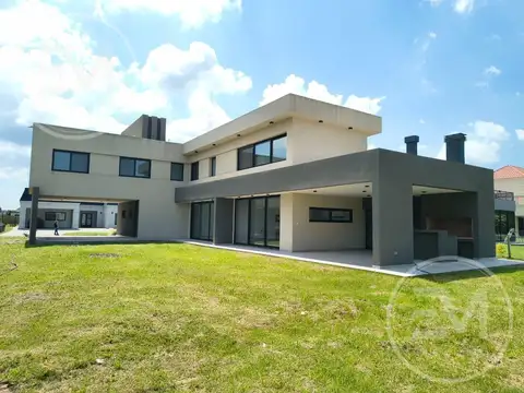 Casa en Venta con 4 cocheras