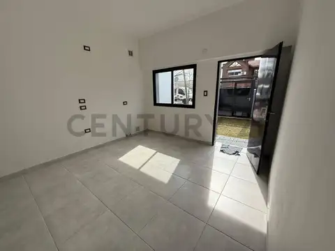 Venta de Casa de 2 Dorm con parque en Joaquin Gorina - Reciclada a nueva