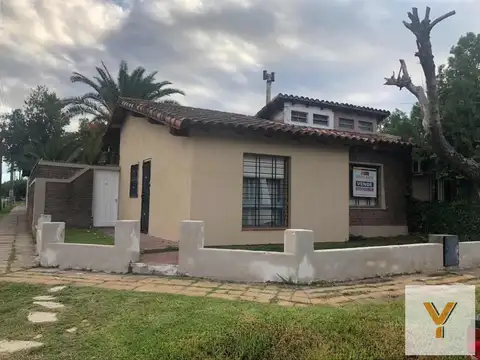 Casa en venta - 3 Dormitorios 1 Baño - 200Mts2 - Ituzaingó