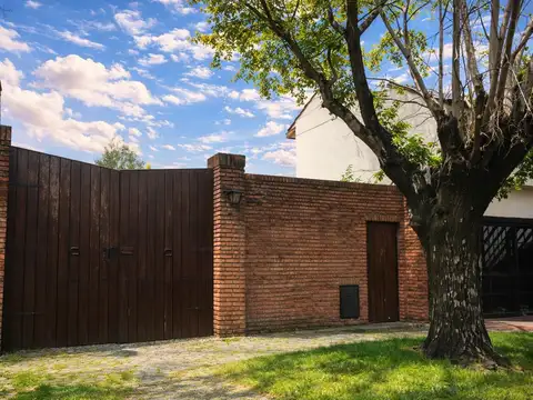 HERMOSA ZONA RESIDENCIAL 8.66x35 CON PISCINA y QUINCHO
