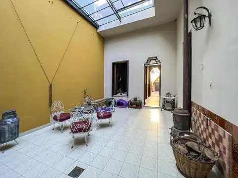 Casa 8 ambientes con 2 baños